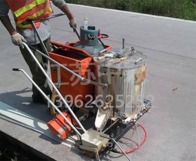 熱熔標(biāo)線施工機(jī)械 車位劃線用什么設(shè)備？