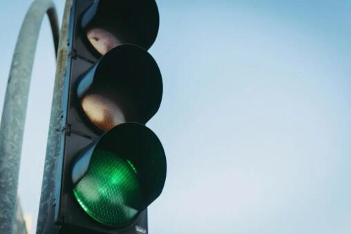 十字路口信號燈一直“黃閃”，是壞了嗎？到底該不該停車？