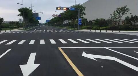 蘇州停車位劃線廠家解讀，道路交通標(biāo)志牌通常布置在什么區(qū)域？