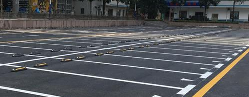 停車位劃線不完整也須規(guī)范停車，讓出行更美好